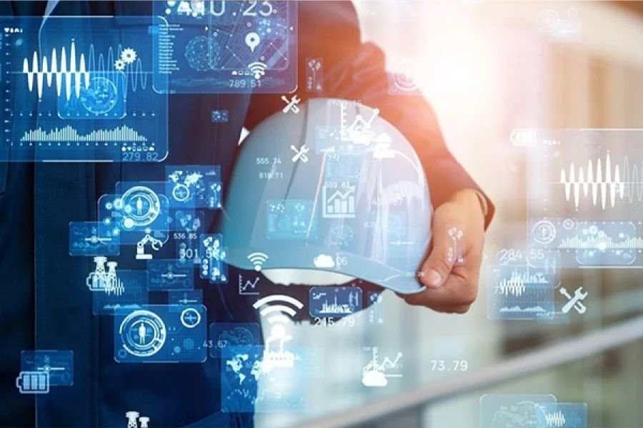 Gün batımı manzarası eşliğinde, kule vinçler ve iskelelerle çevrili, aktif olarak devam eden büyük ölçekli inşaat şantiyesi.