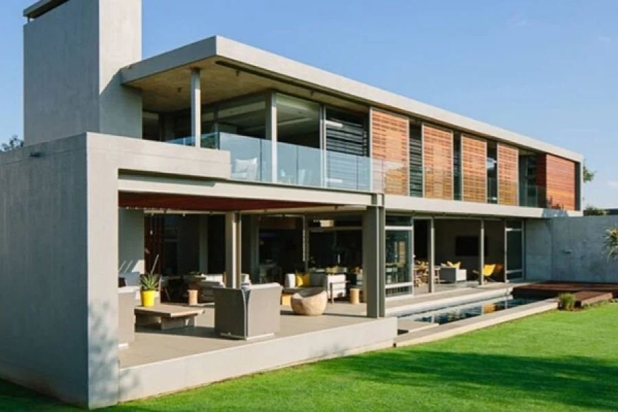 Gün batımı manzarası eşliğinde, kule vinçler ve iskelelerle çevrili, aktif olarak devam eden büyük ölçekli inşaat şantiyesi.